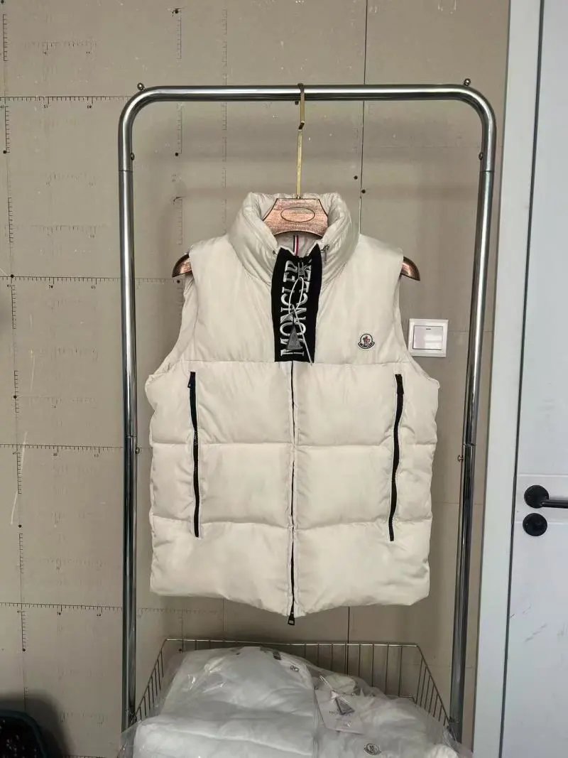 Chaleco acolchado blanco estilo urbano premium