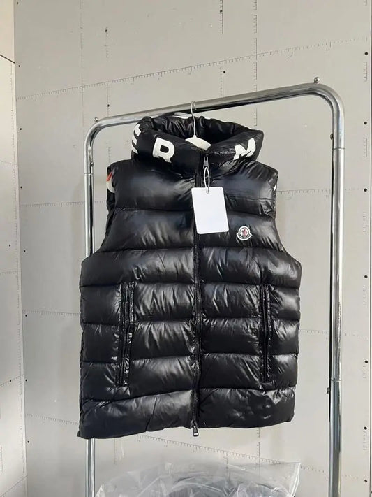 Chaleco acolchado con capucha y cuello tipográfico estilo urbano
