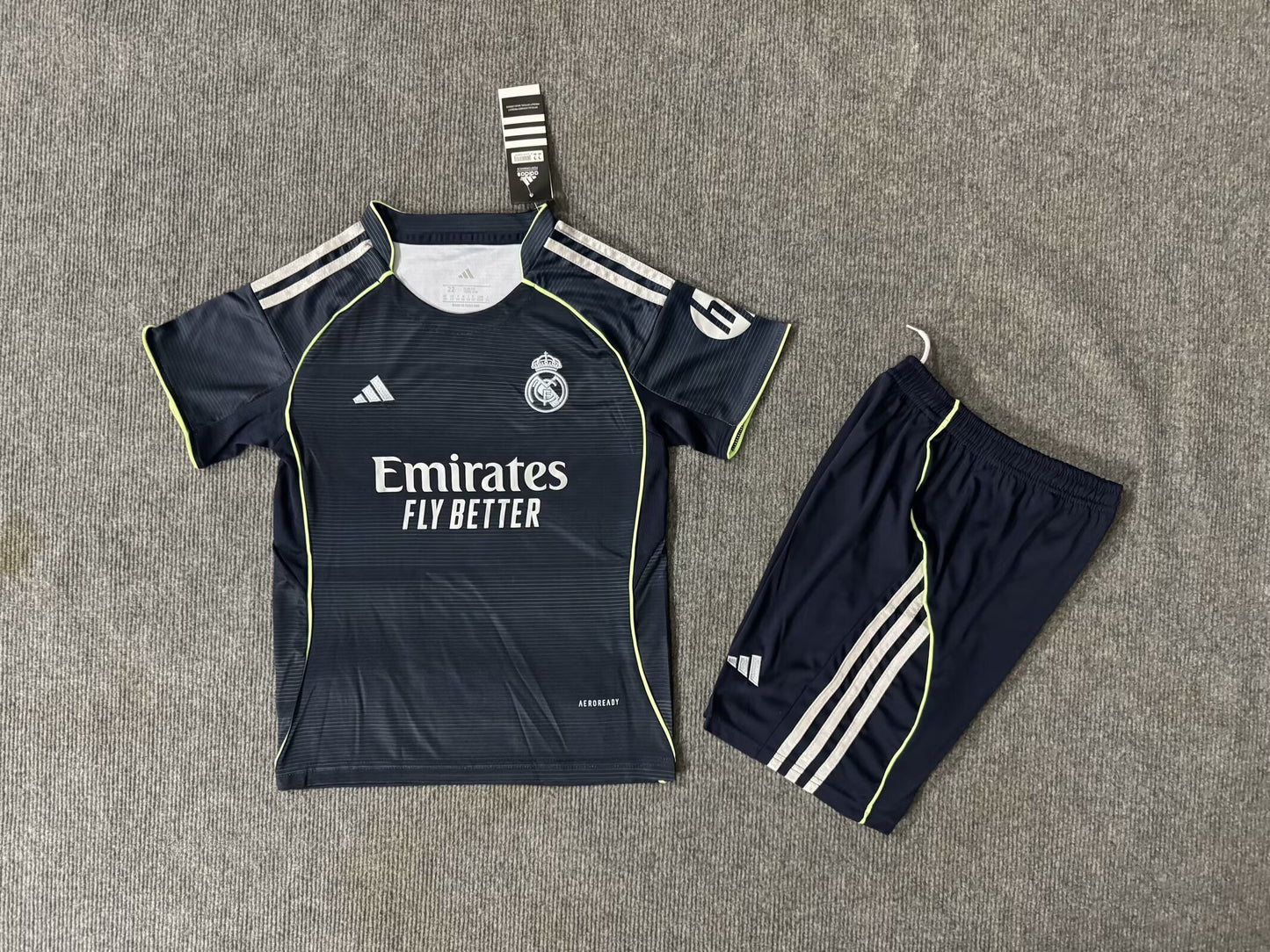 17Conjunto Real Madrid Niño – Segunda Equipación
