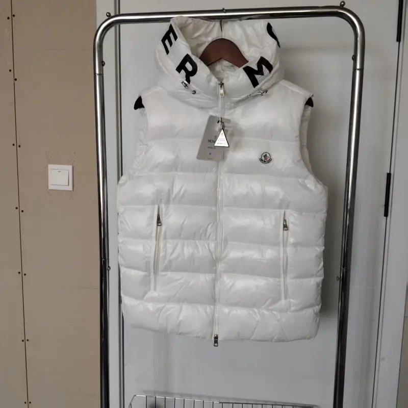 Chaleco acolchado con capucha y cuello tipográfico estilo urbano