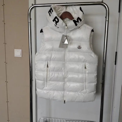 Chaleco acolchado con capucha y cuello tipográfico estilo urbano