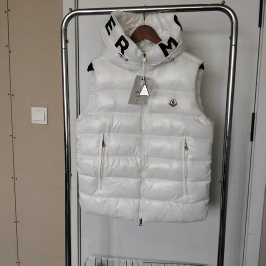 Chaleco acolchado con capucha y cuello tipográfico estilo urbano