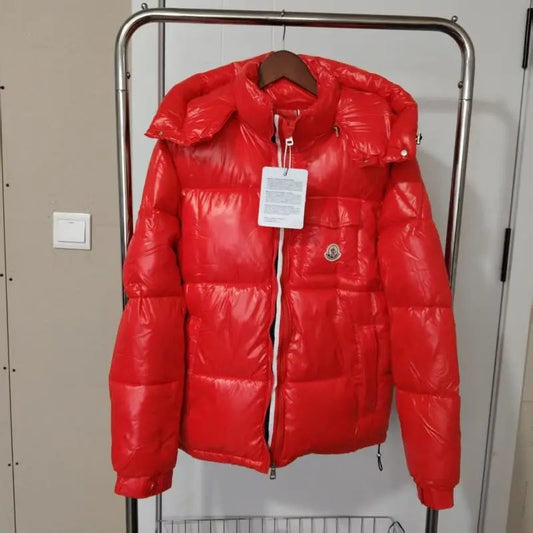 Plumífero rojo brillante acolchado con capucha estilo urbano