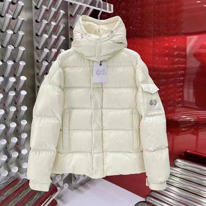 Plumífero acolchado con cuello alto estilo urbano