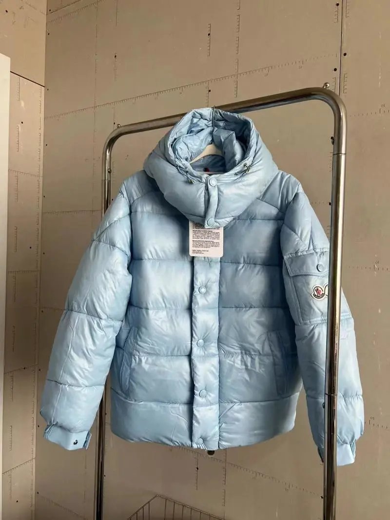 Plumífero acolchado con cuello alto estilo urbano