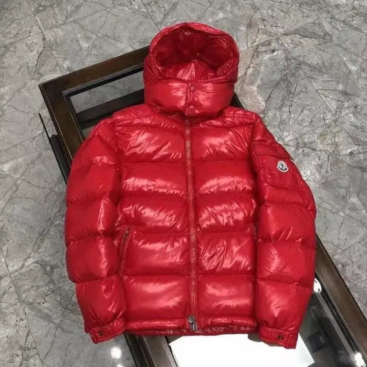 Plumífero acolchado con cuello alto estilo urbano