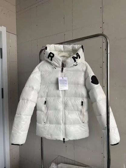 Plumífero brillante con capucha tipográfica estilo street premium