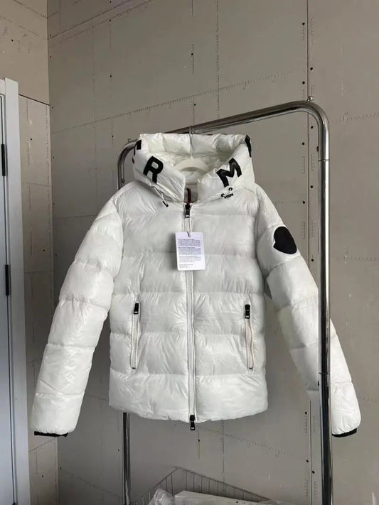 Plumífero brillante con capucha tipográfica estilo street premium