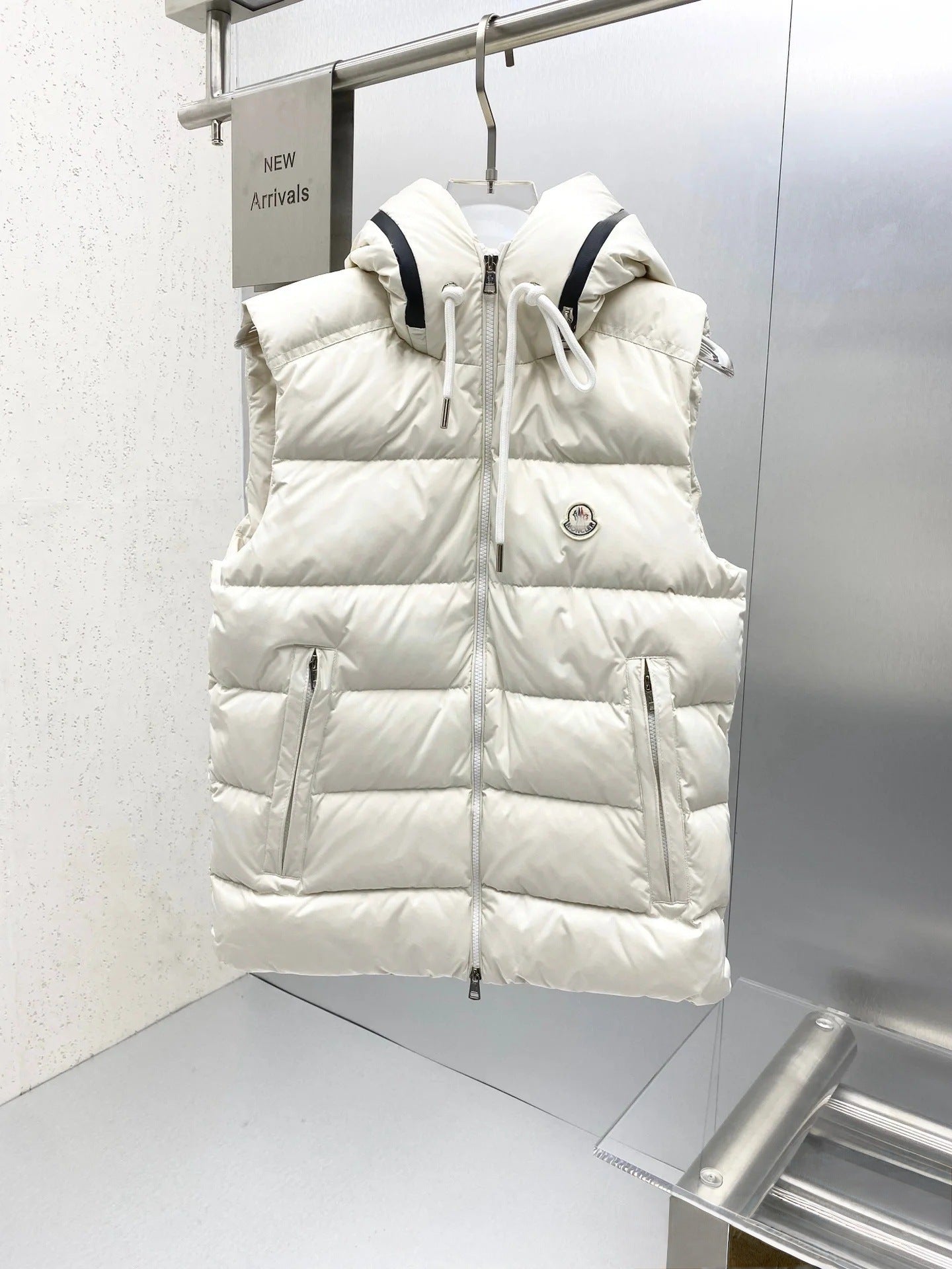 Chaleco acolchado con capucha estilo urbano (negro o blanco)