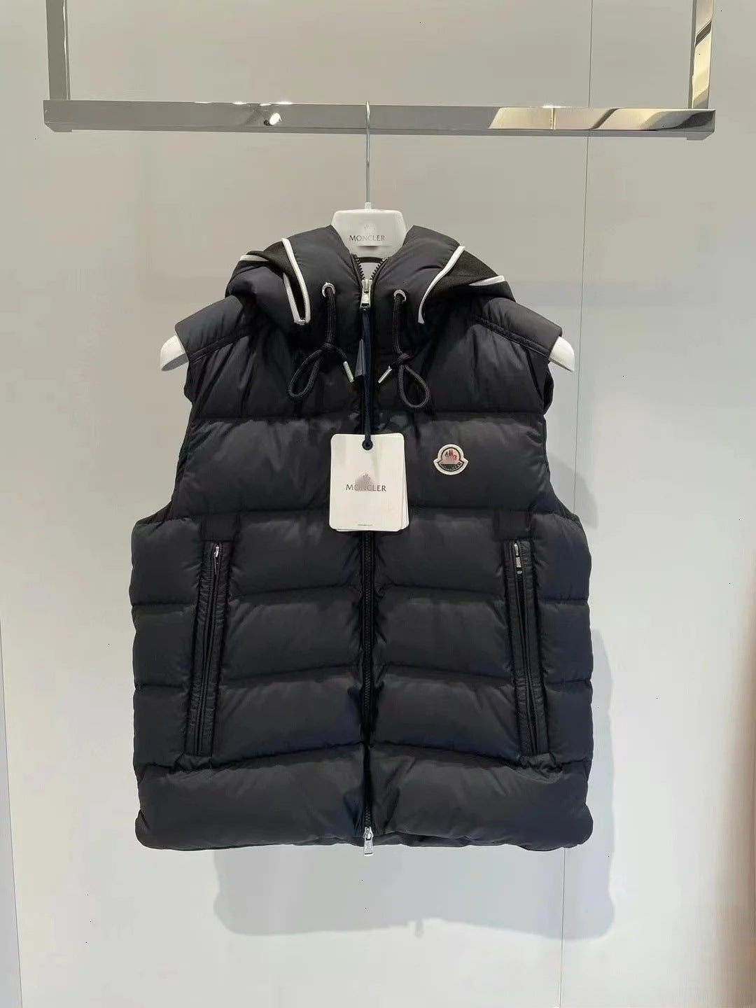 Chaleco acolchado con capucha estilo urbano (negro o blanco)