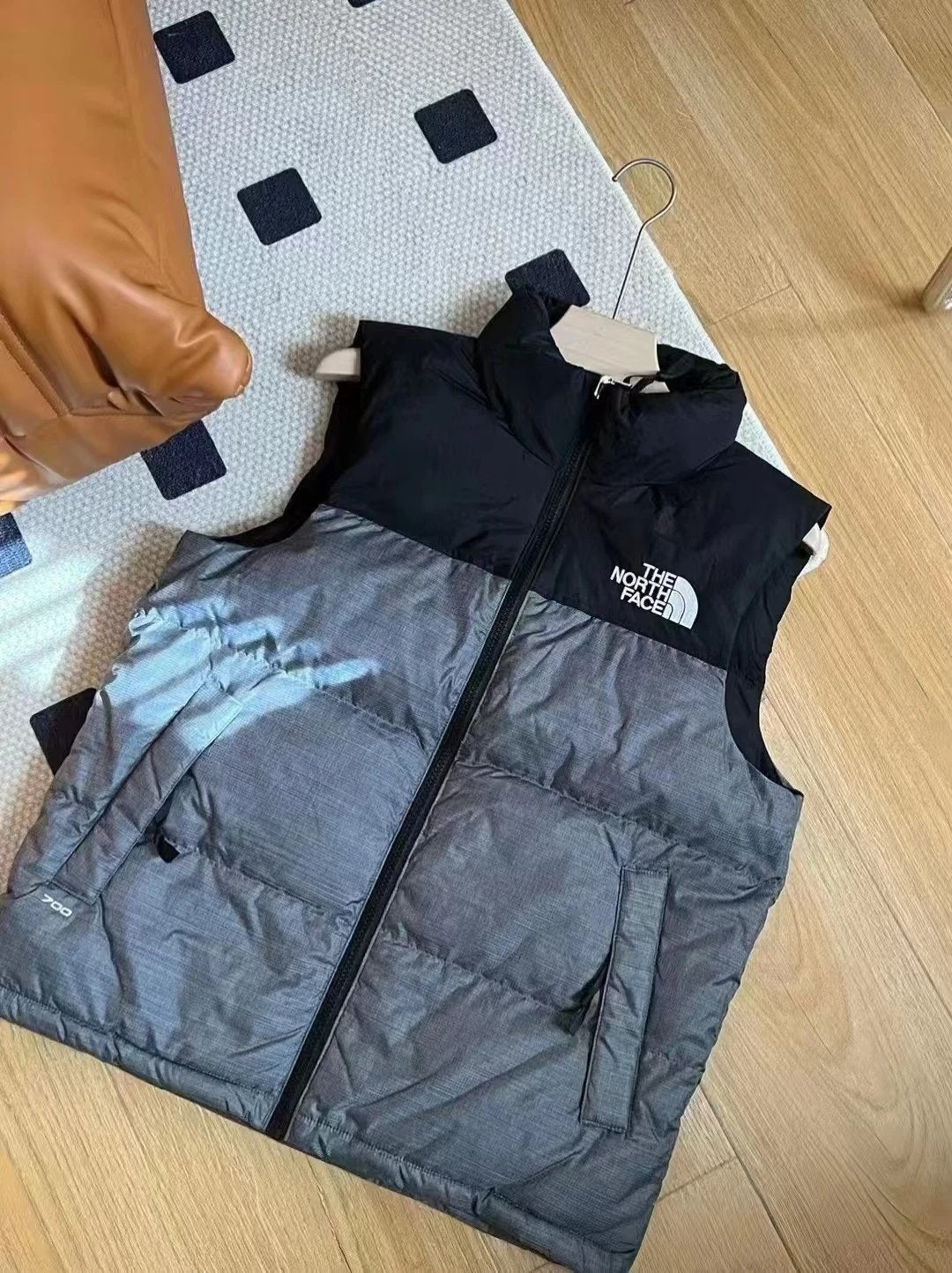 Chaleco acolchado unisex estilo outdoor disponible en 4 colores