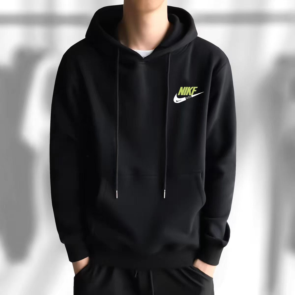 Sudadera Negra con Capucha y Gráfico Frontal – Streetwear Moderno