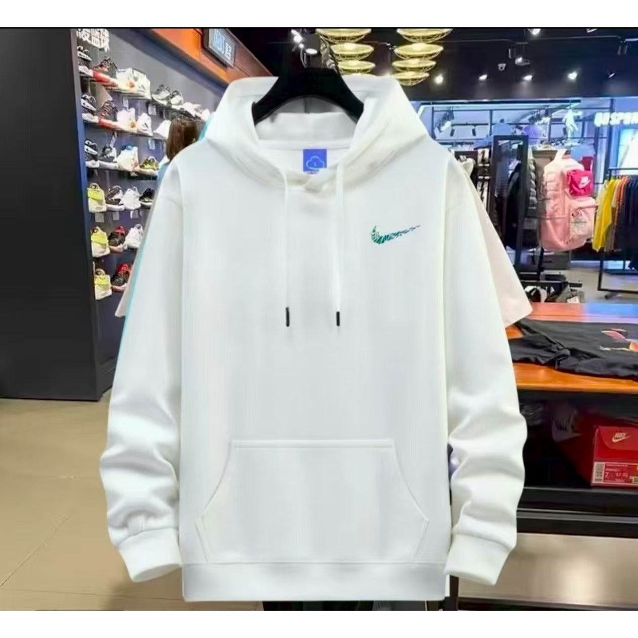 Sudadera Negra con Capucha y Gráfico Frontal – Streetwear Moderno
