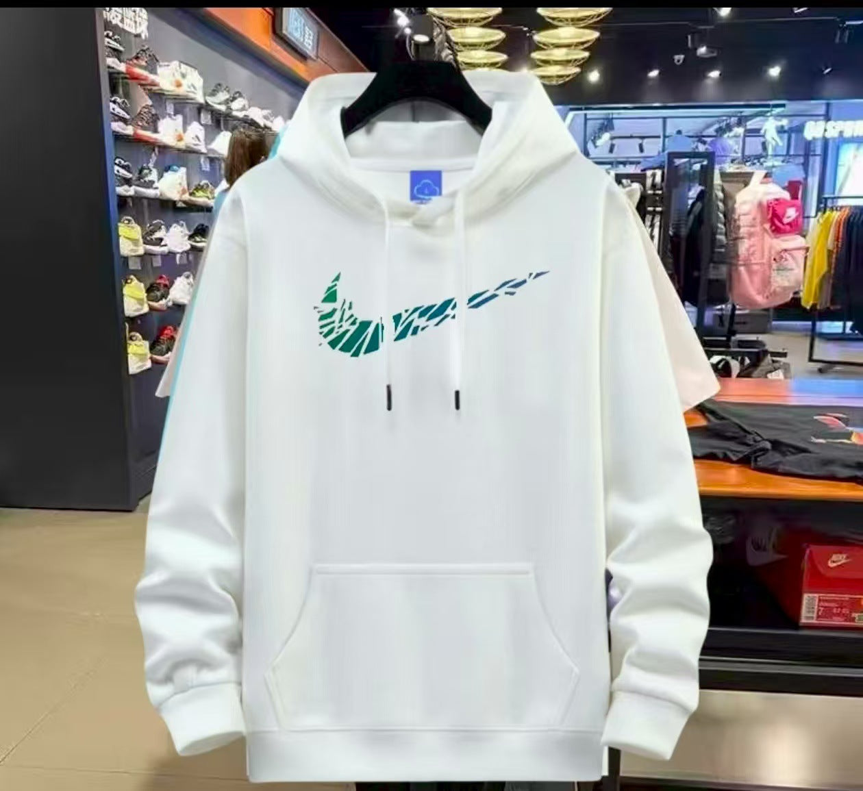 Sudadera Negra con Capucha y Gráfico Frontal – Streetwear Moderno