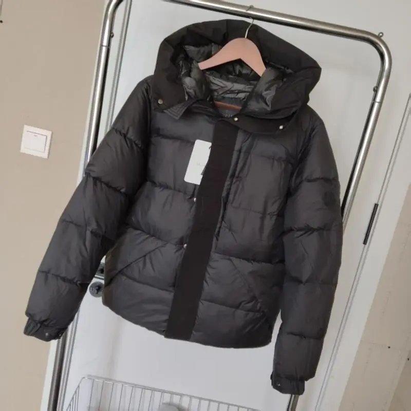 Plumífero con cuello alto estilo minimal urban