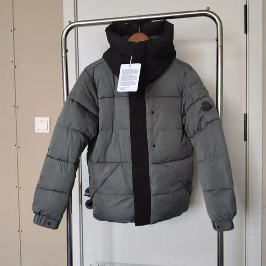 Plumífero con cuello alto estilo minimal urban