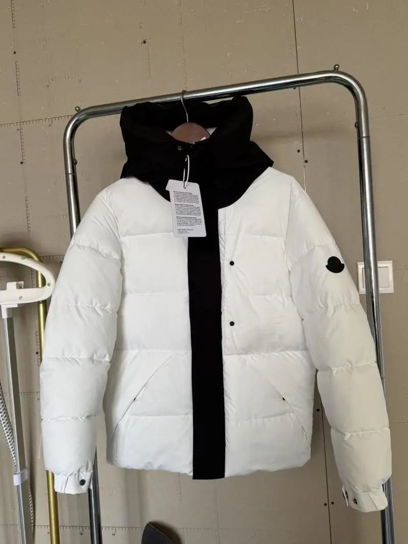 Plumífero con cuello alto estilo minimal urban