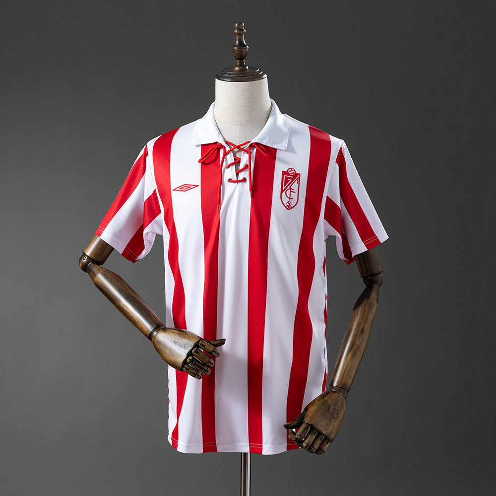 61Camiseta Granada CF Retro Rojiblanca – Estilo Clásico con Cordones