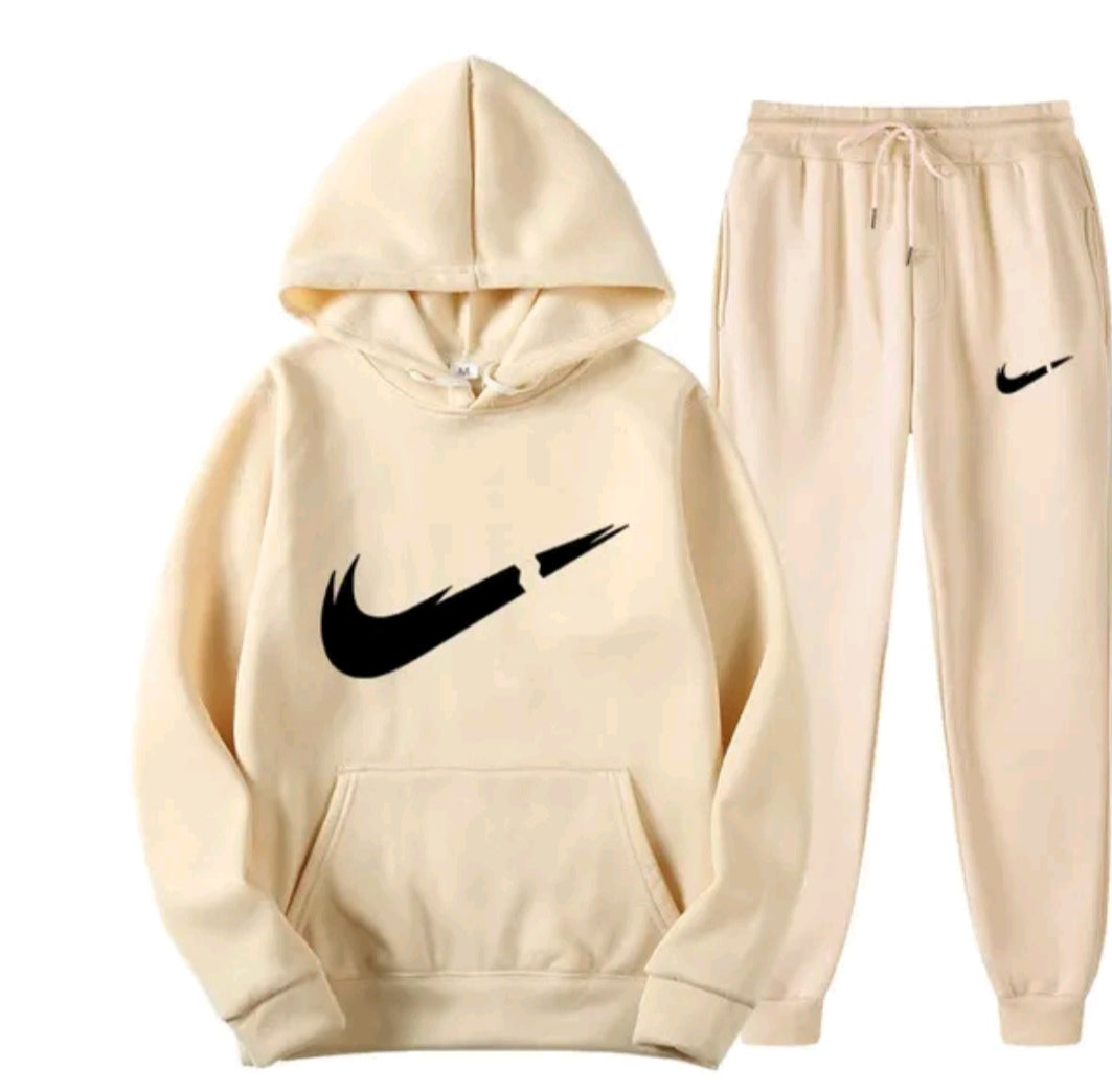 132Conjunto con Capucha | Estilo Deportivo y Confort Urbano