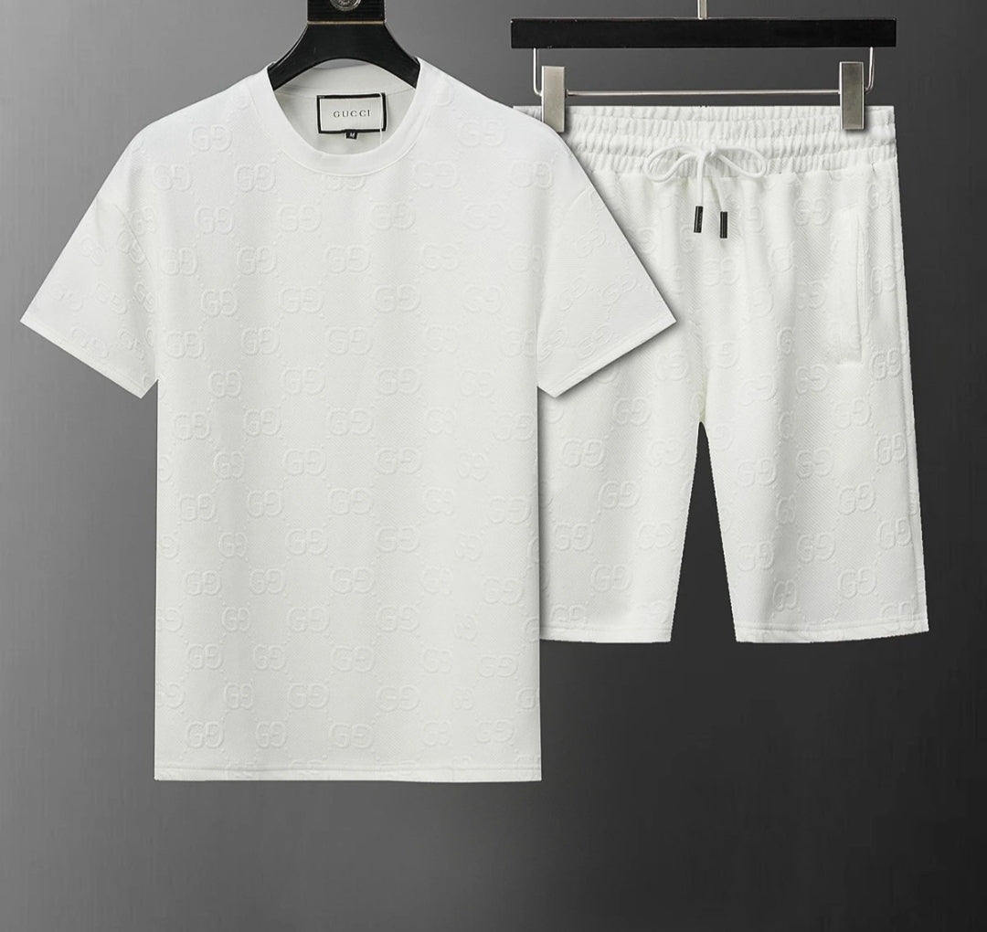 Gucci Conjunto Camiseta y Short Relieve Monograma Premium