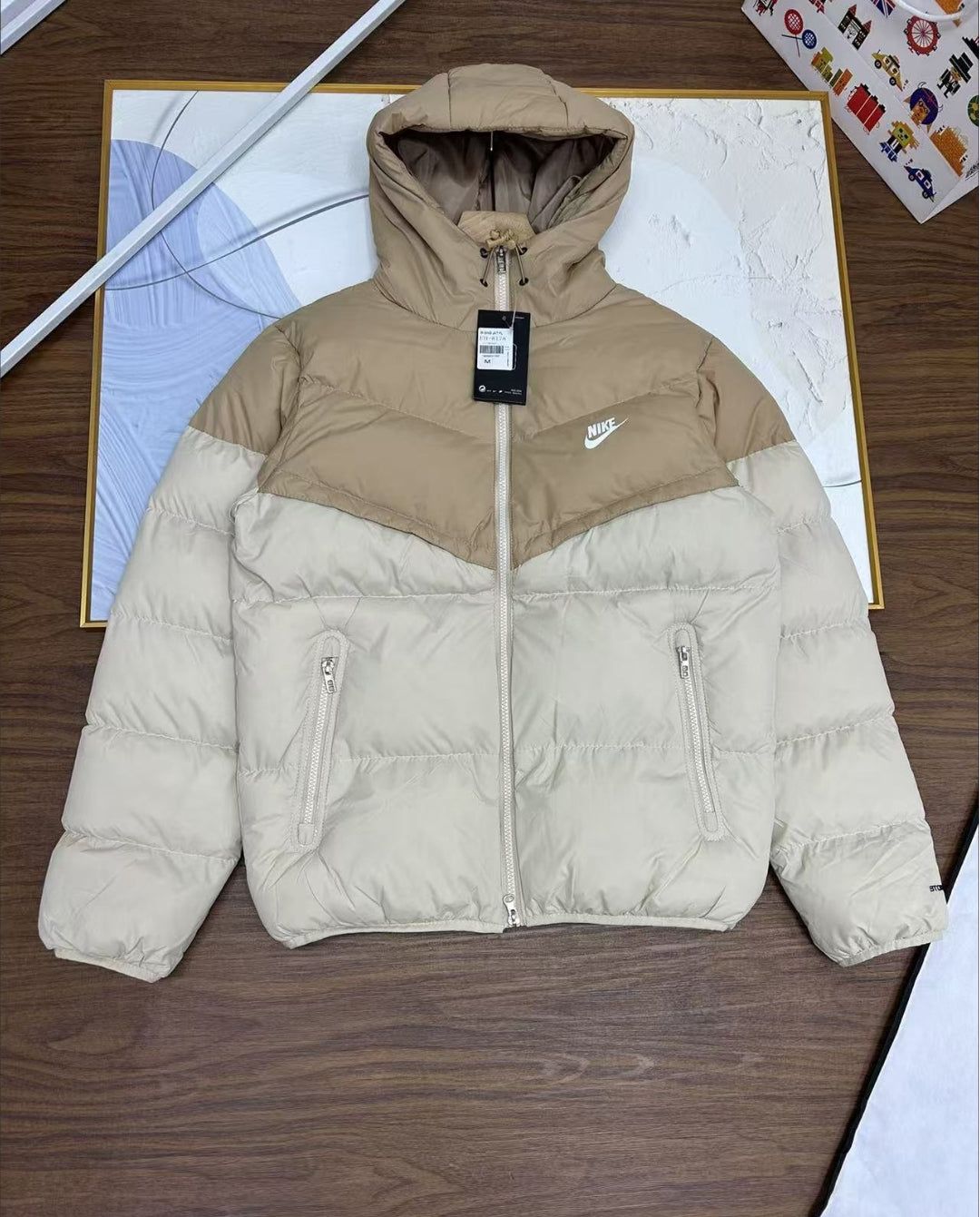107Chaqueta Acolchada con Capucha y Diseño Bicolor Premium