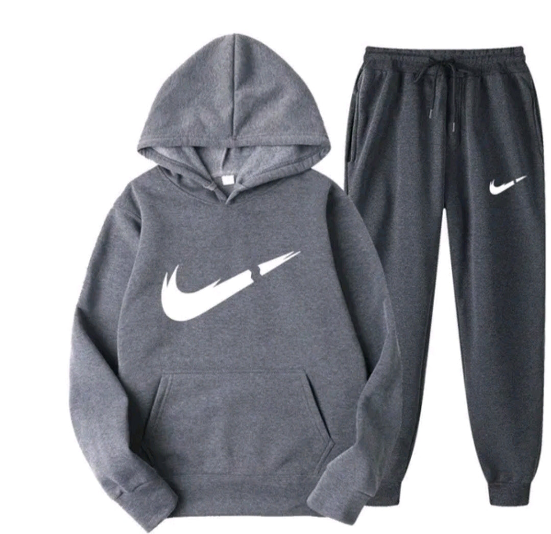 132Conjunto con Capucha | Estilo Deportivo y Confort Urbano