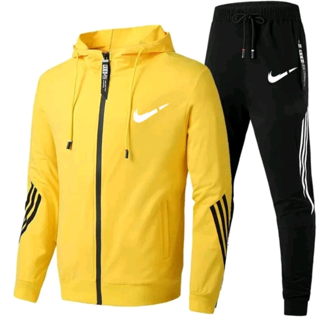 131Conjunto  con Capucha y Cremallera | Rendimiento Deportivo y Estilo Urbano