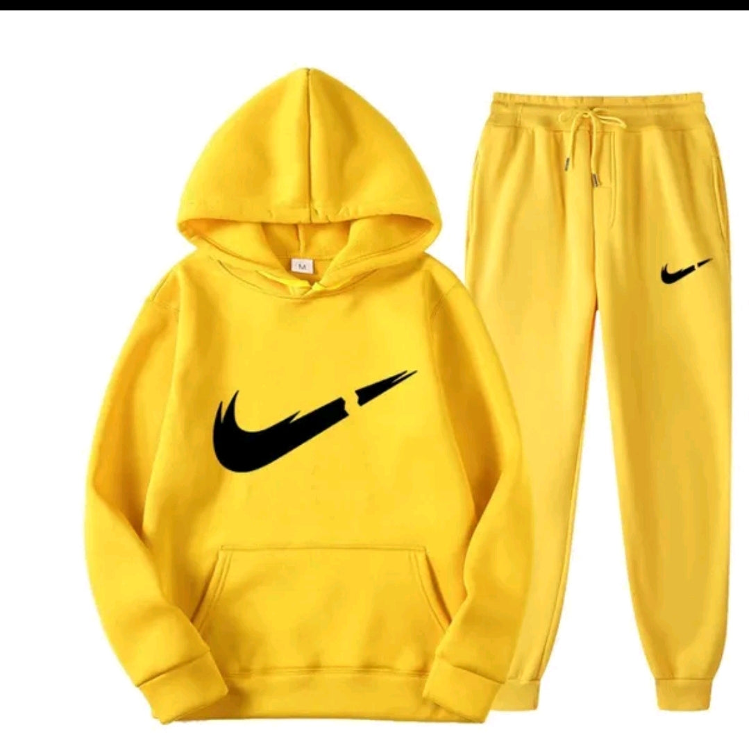 132Conjunto con Capucha | Estilo Deportivo y Confort Urbano