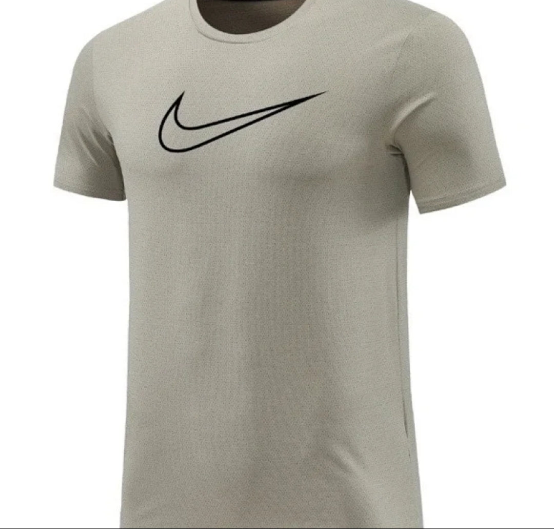 Camiseta Técnica Logo Frontal Estilo Deportivo