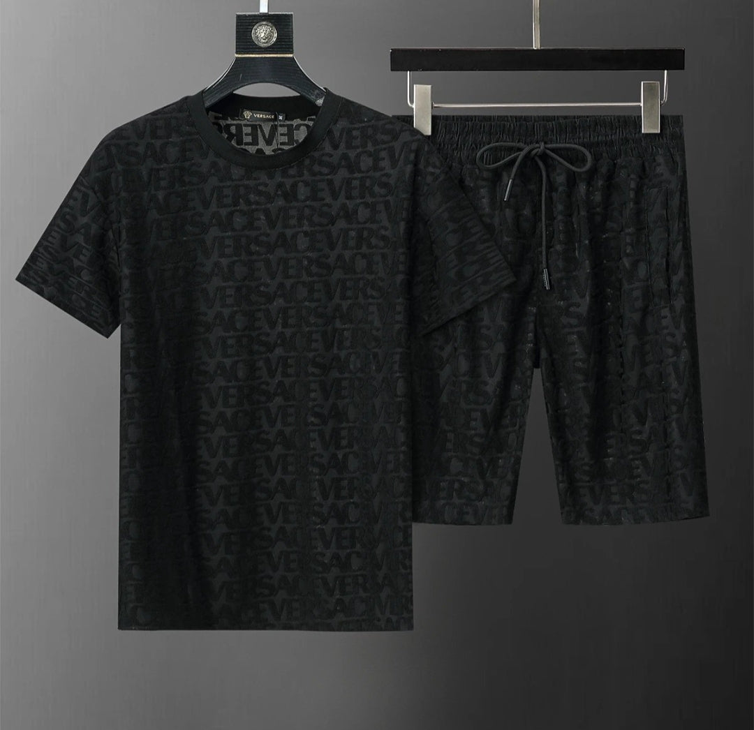 Versace Conjunto Camiseta y Short Relieve Monograma Premium