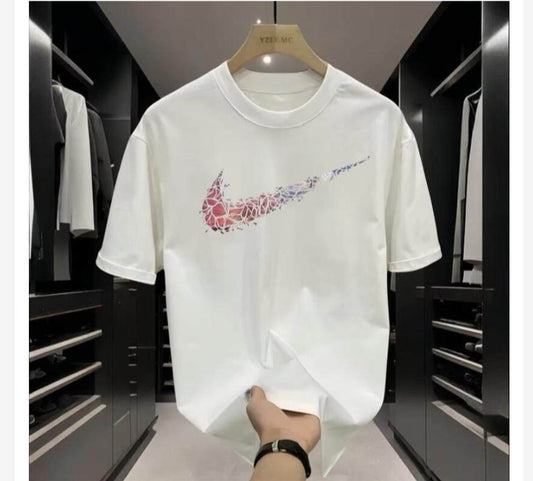 178Camiseta Blanca con Swoosh Artístico – Estilo Urbano Premium