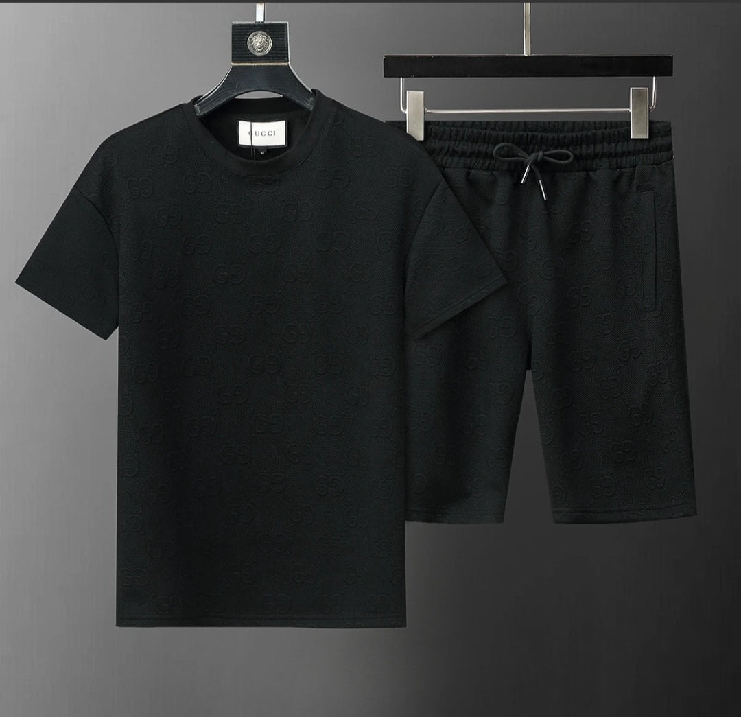 Gucci Conjunto Camiseta y Short Relieve Monograma Premium