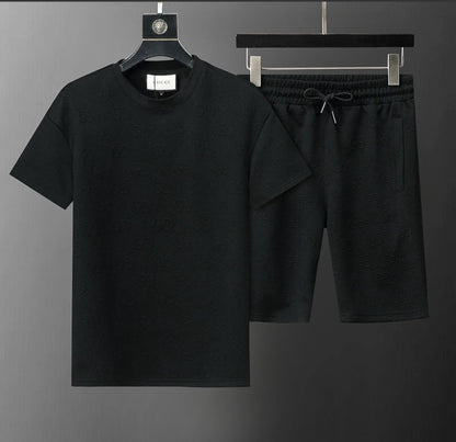 Gucci Conjunto Camiseta y Short Relieve Monograma Premium